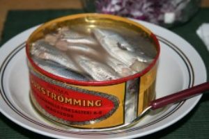 Fira året runt Surströmmingspremiär och Kanelbullens dag
