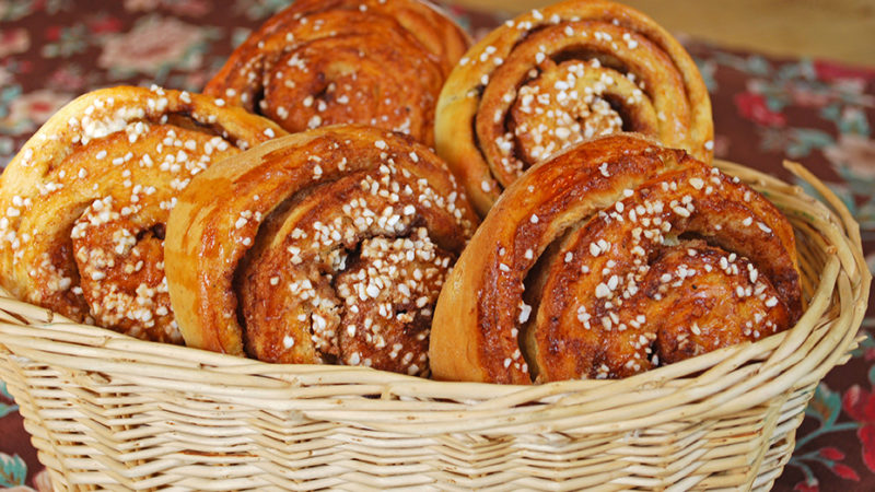 Fira året runt Surströmmingspremiär och  Kanelbullens dag