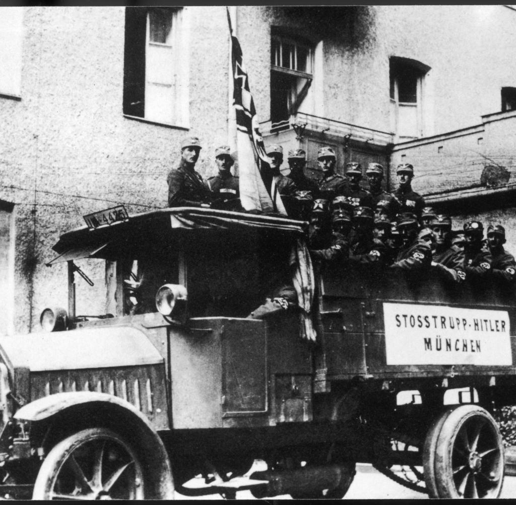Nazisterna möts av poliser -SKOTTEN I ÖLHALLEN – MÜNCHEN 1923 